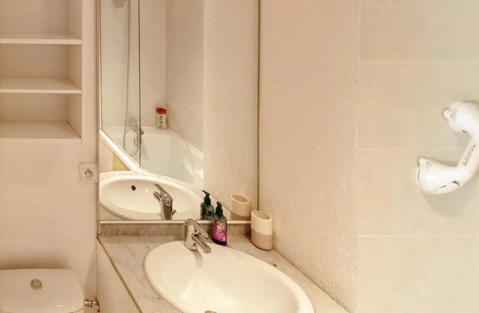 Maison Charmante A Aubignan Avec Piscine Partagee 0*,  France